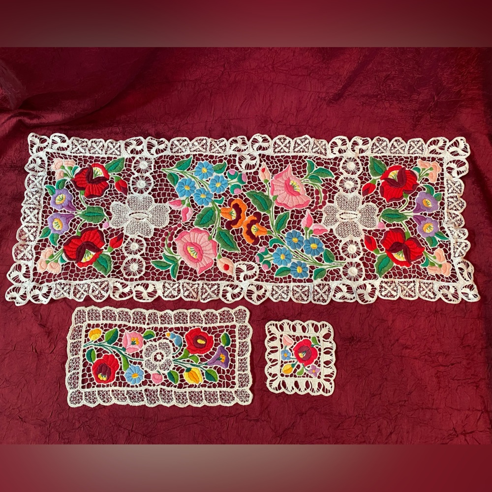 RARE FIND! Elaborately embroidered Kalocsa, Hungary Vintage Table Set